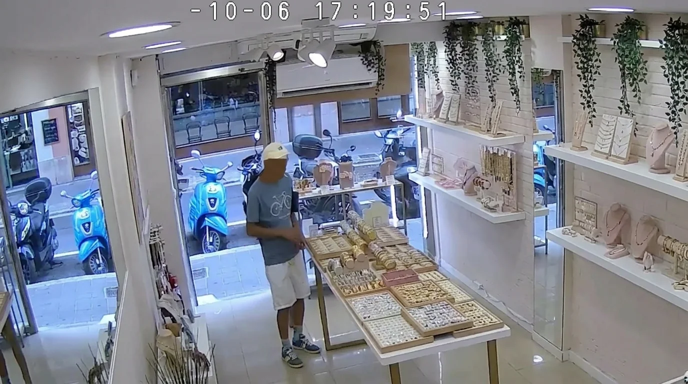Aprovecha que el mostrador está vacío y sustrae varias joyas en pleno centro de Palma