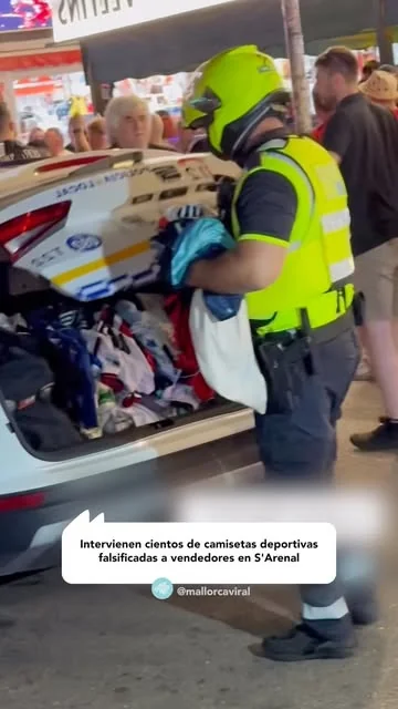 Operativo policial contra la piratería de manteros en las calles de S'Arenal