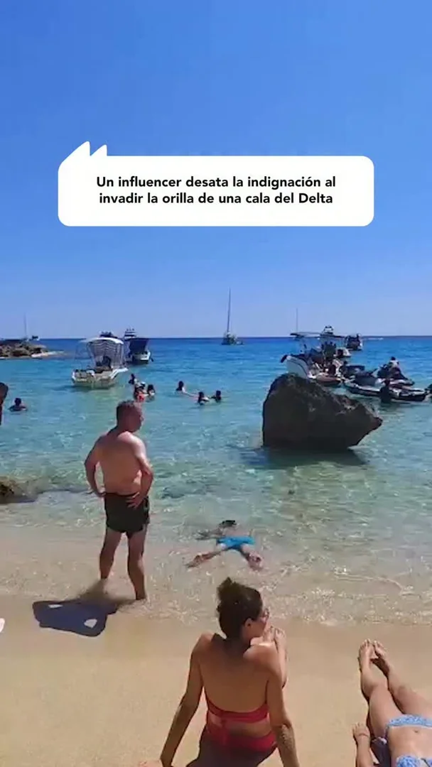 Influencer invade la orilla en una cala de Delta
