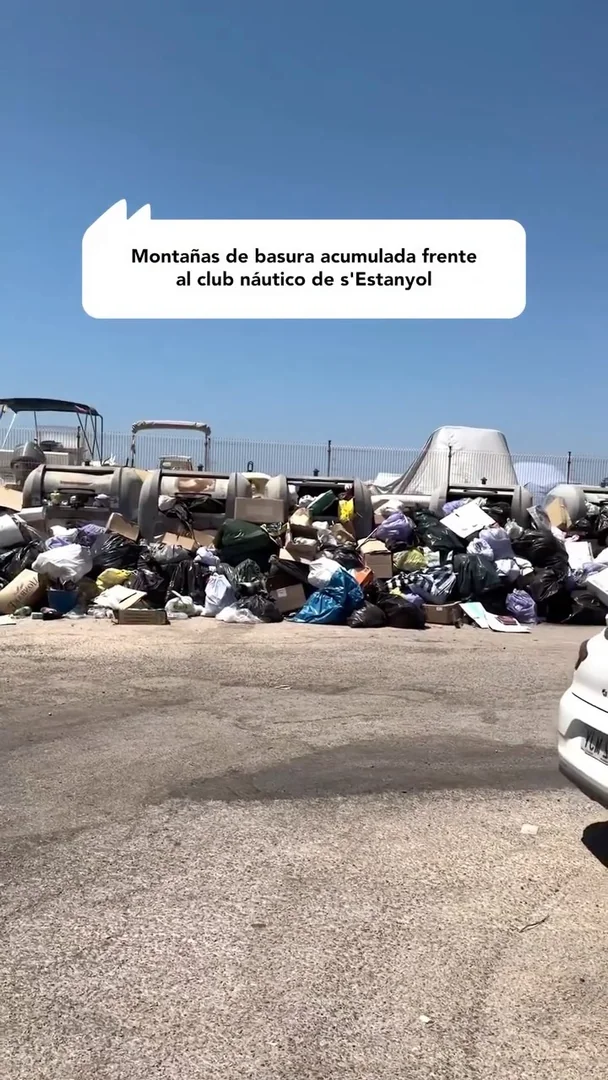 Montañas de basura acumulada frente al Club Náutico de s'Estanyol