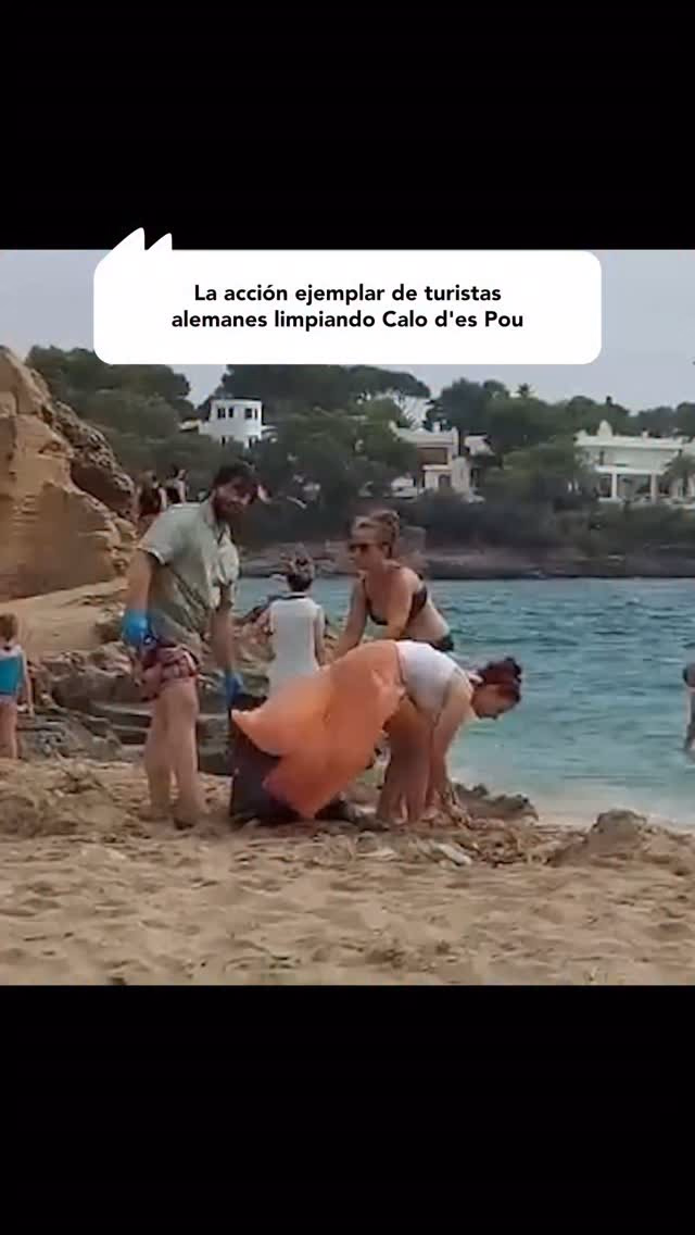 Turistas alemanes limpian la playa de Calo d'es Pou en una acción ejemplar