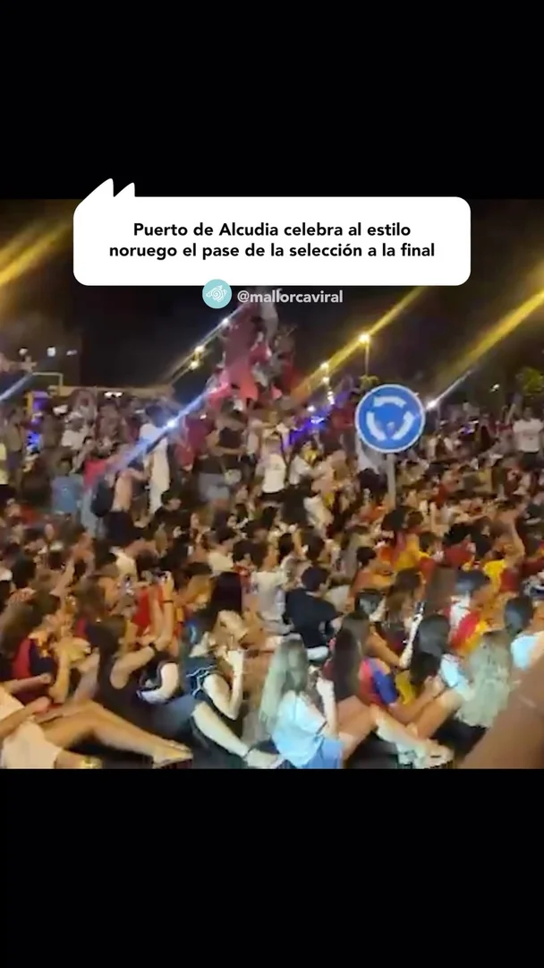 Port de Alcudia celebra la victoria de España remando a lo vikingo