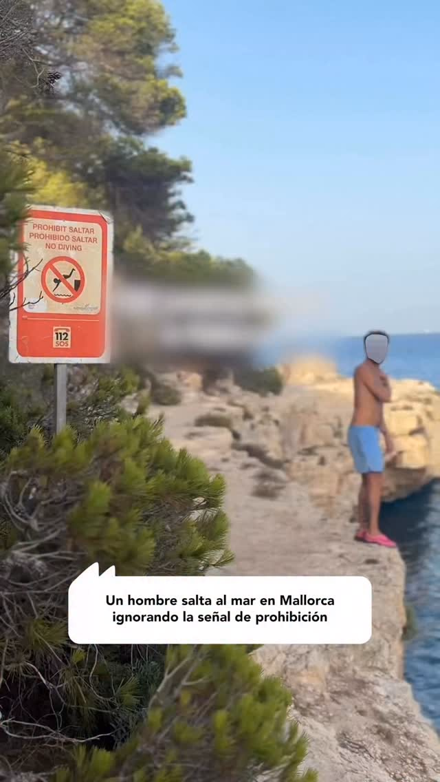 Captan a un bañista saltando al mar en Mallorca ignorando una señal de prohibición