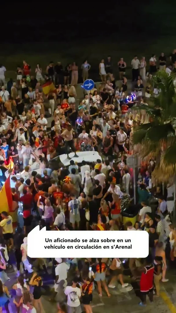 Un aficionado se alza sobre un vehículo en movimiento en El Arenal