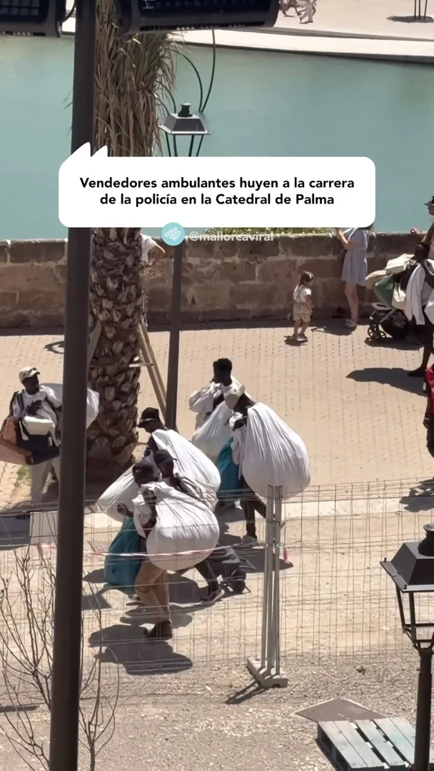Palma asiste a una nueva huida de vendedores ambulantes a la carrera junto a la Catedral