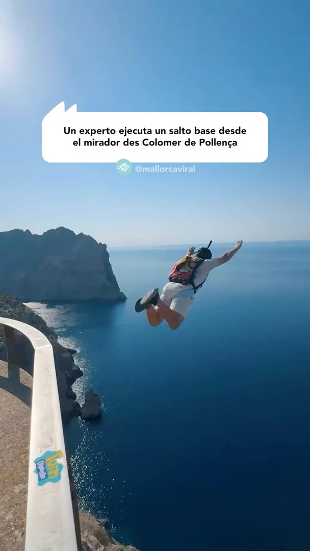 Un experto ejecuta un salto base desde el mirador des Colomer de Pollença