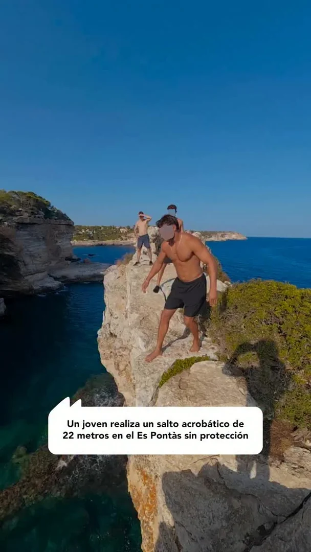 Un joven realiza un salto acrobático de 22 metros en el Es Pontàs sin protección