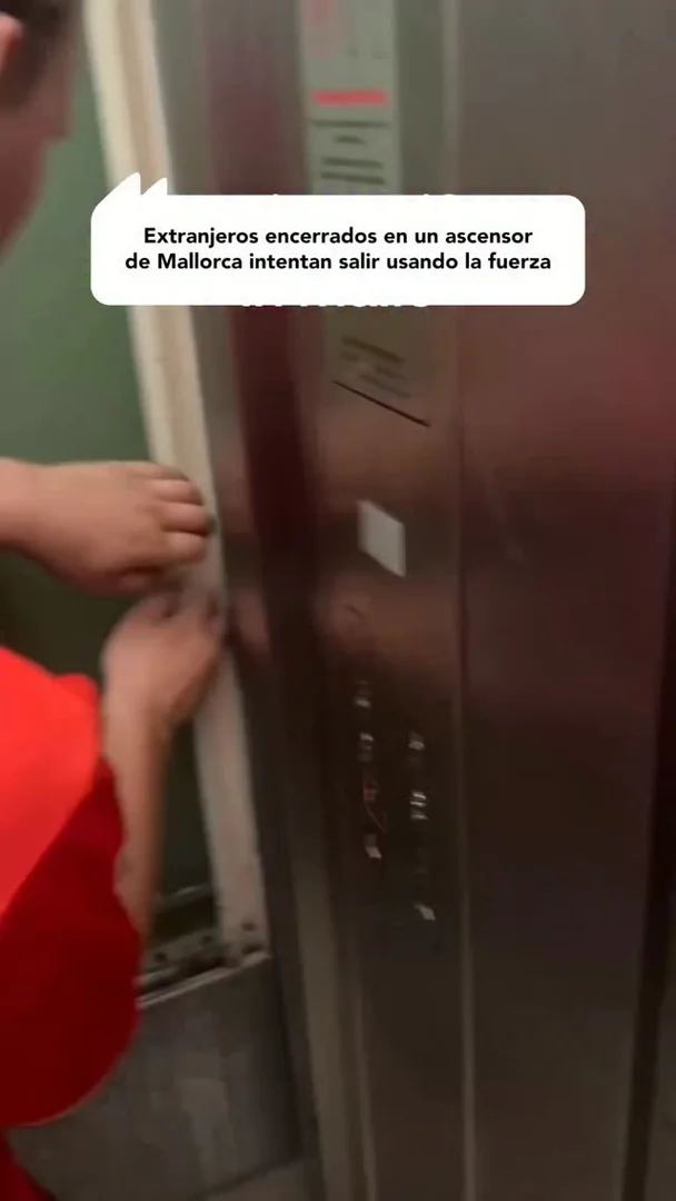 Extranjeros encerrados en un ascensor de Mallorca intentan salir usando la fuerza