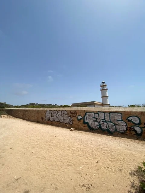 Vandalismo y caos circulatorio: el Faro de Ses Salines agoniza por el incivismo