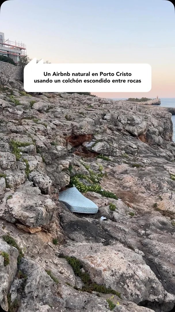 Un Airbnb natural en Porto Cristo usando un colchón escondido entre rocas