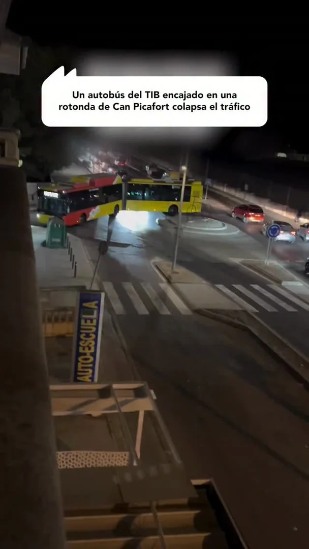 Un autobús del TIB encajado en una rotonda de Can Picafort colapsa el tráfico
