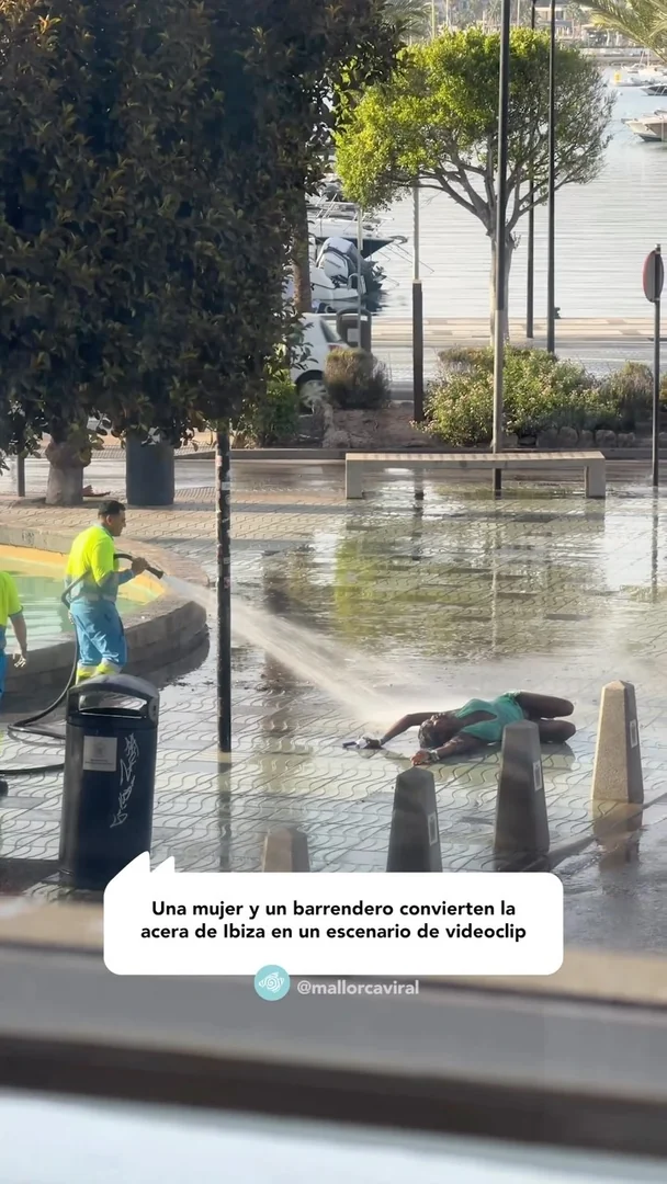 Una mujer y un barrendero convierten la acera de Ibiza en un escenario de videoclip