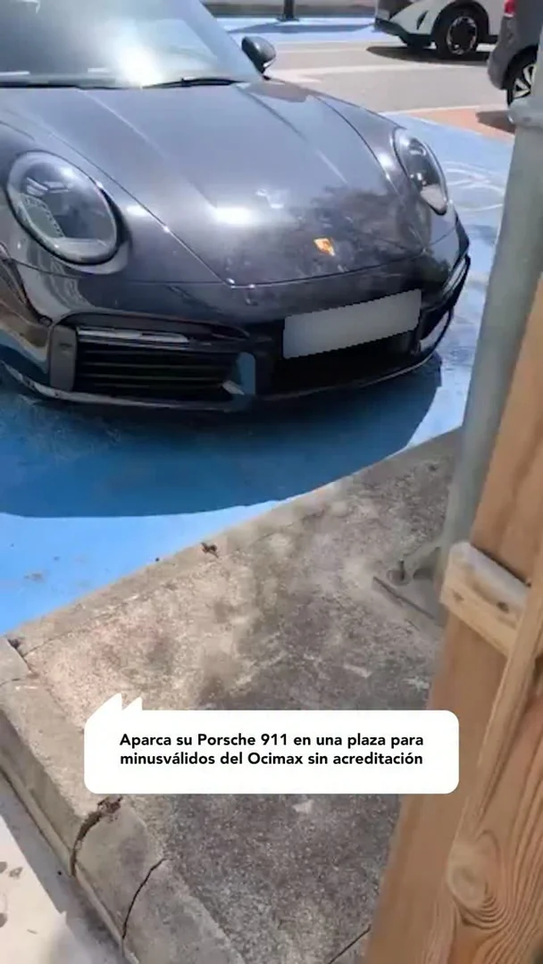 Aparca su Porsche 911 en una plaza para minusválidos de Ocimax sin acreditación