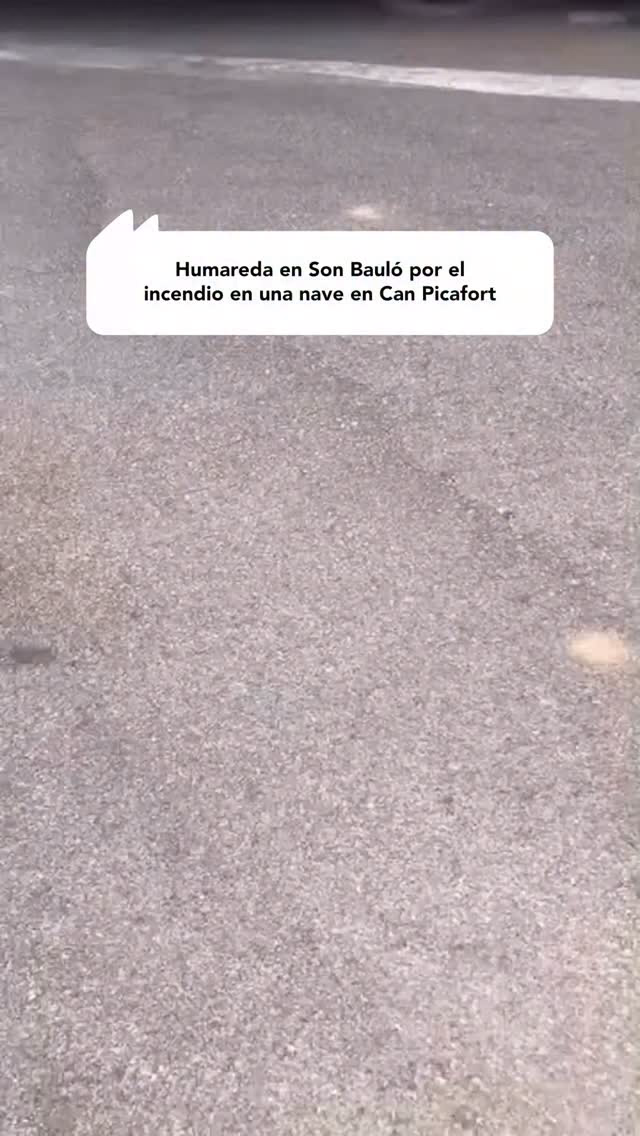 Humareda en Son Bauló por el incendio en una nave en Can Picafort