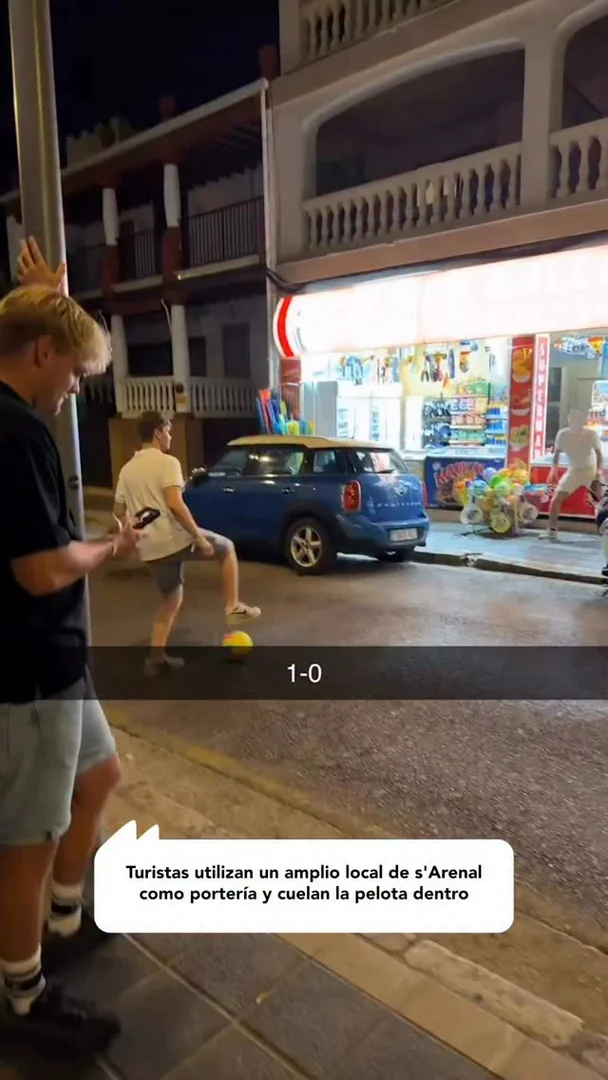Turistas utilizan un amplio local de s'Arenal como portería y cuelan la pelota dentro