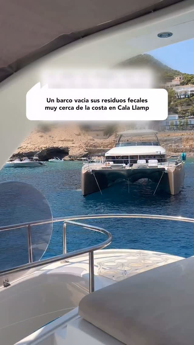 Un barco vacia sus residuos fecales muy cerca de la costa en Cala Llamp