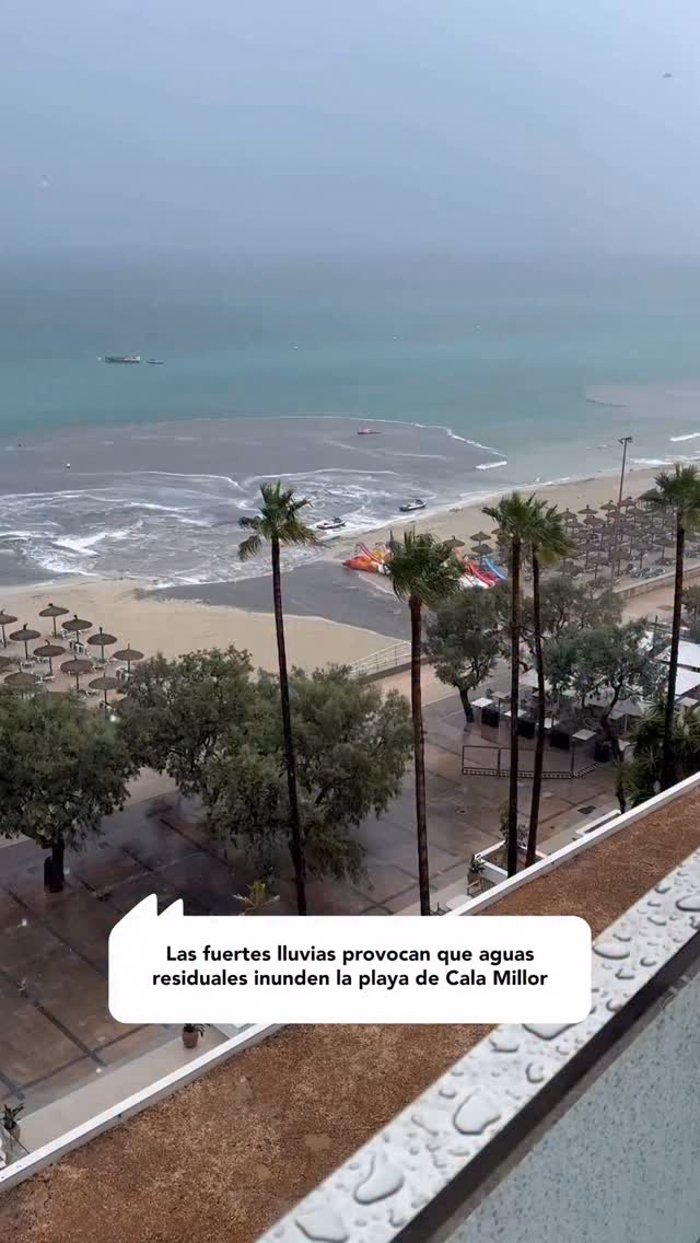 Las fuertes lluvias provocan que aguas residuales inunden la playa de Cala Millor