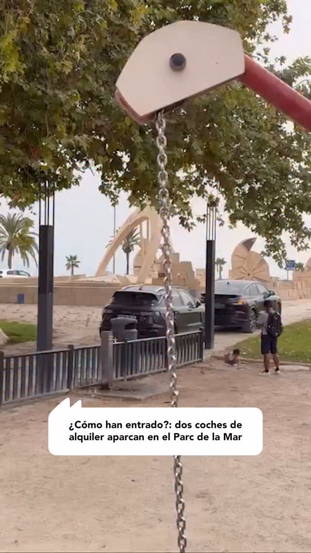 ¿Cómo han entrado?: dos coches de alquiler aparcan en el Parc de la Mar