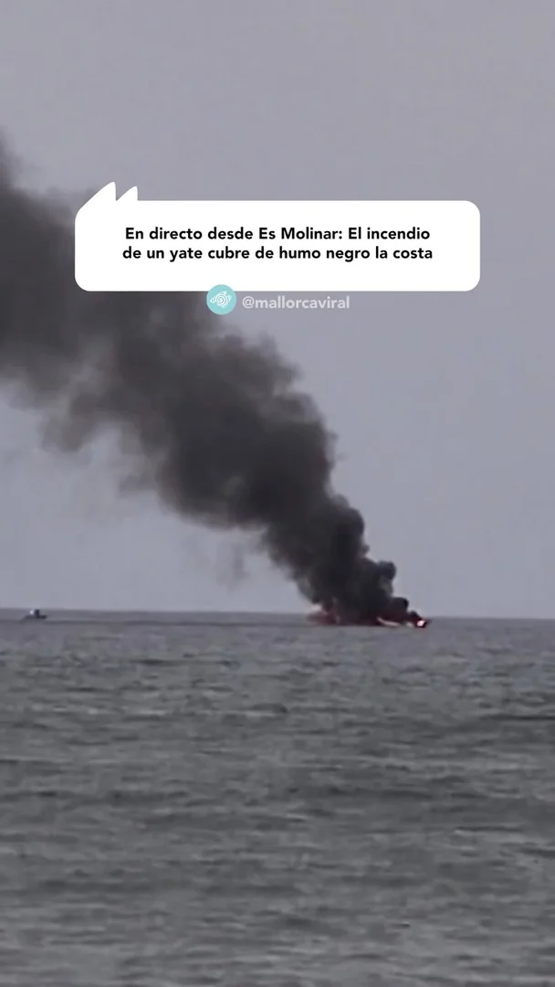 Incendio de un velero frente a la costa de Es Molinar en Palma