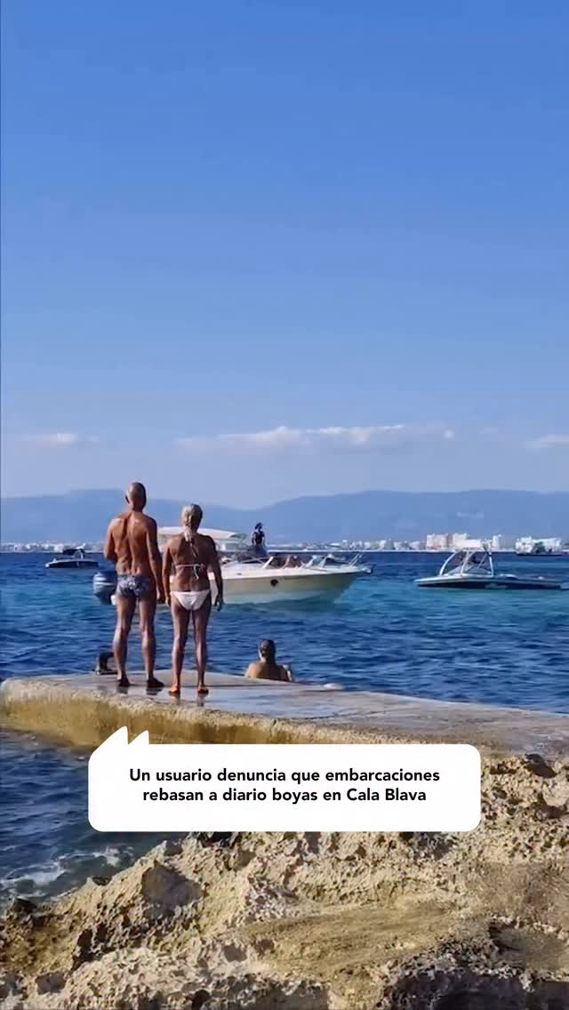 Un usuario denuncia que embarcaciones rebasan a diario boyas en Cala Blava