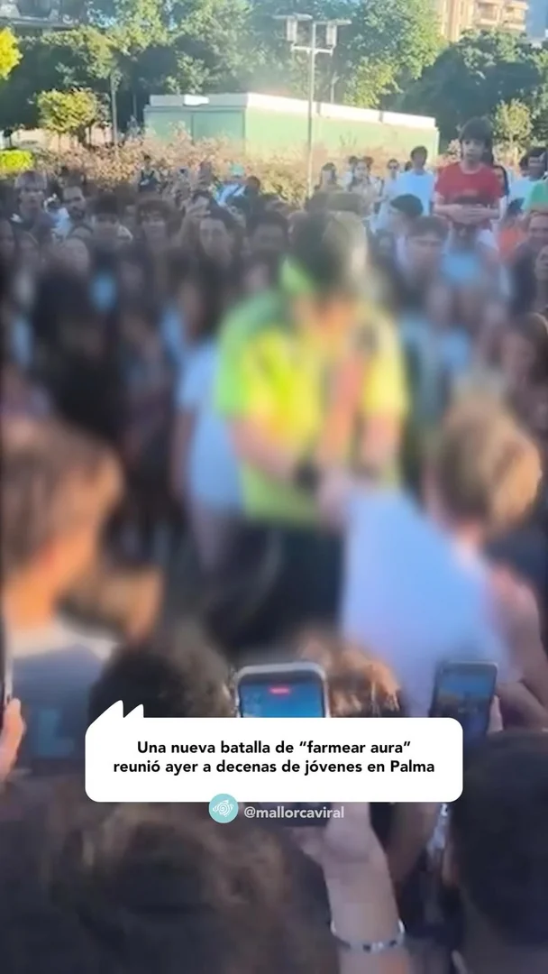 Una nueva batalla de "farmear aura" reunió ayer a decenas de jóvenes en Palma