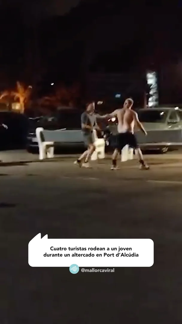 Cuatro turistas rodean a un joven durante un altercado en Port d'Alcúdia