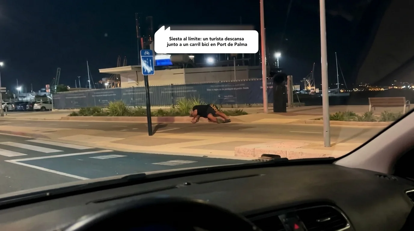Siesta al límite: un turista descansa junto a un carril bici en Port de Palma