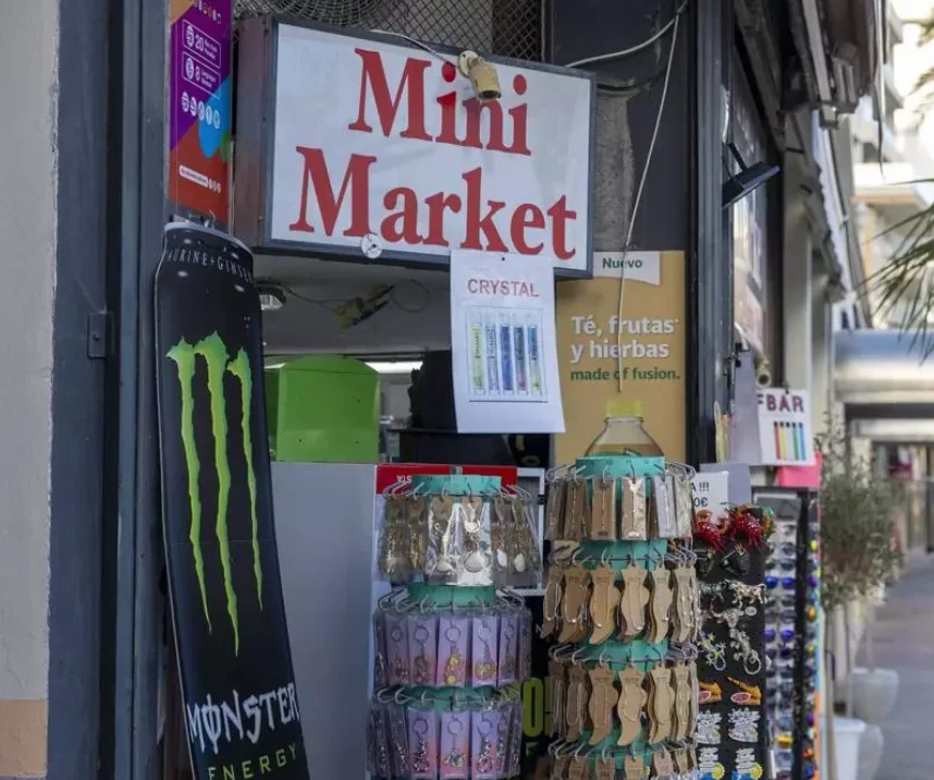 Vecinos de Palma exigen mano dura contra los minimarkets que venden alcohol ilegal