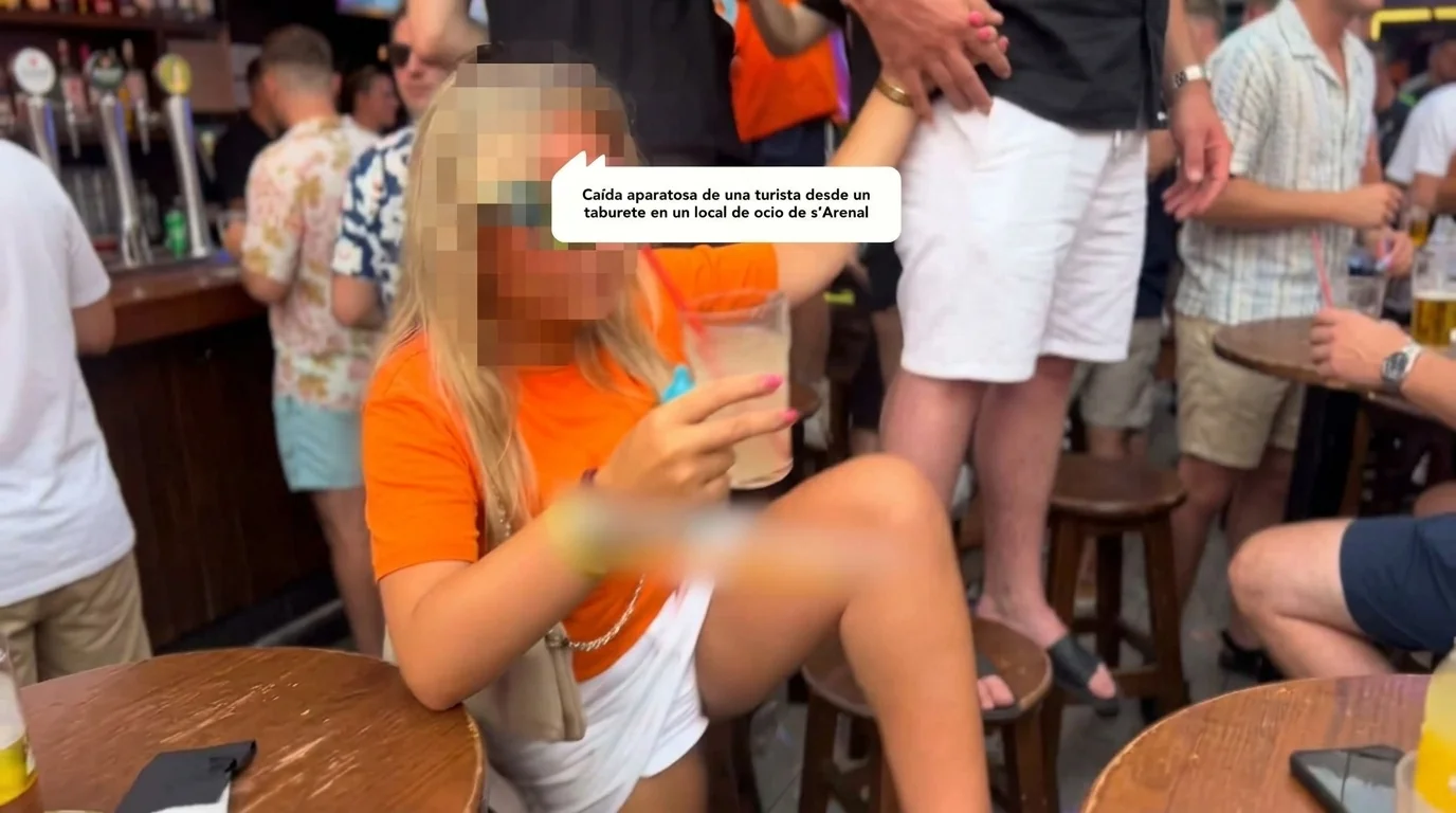 Caída aparatosa de una turista desde un taburete en un local de ocio de s'Arenal