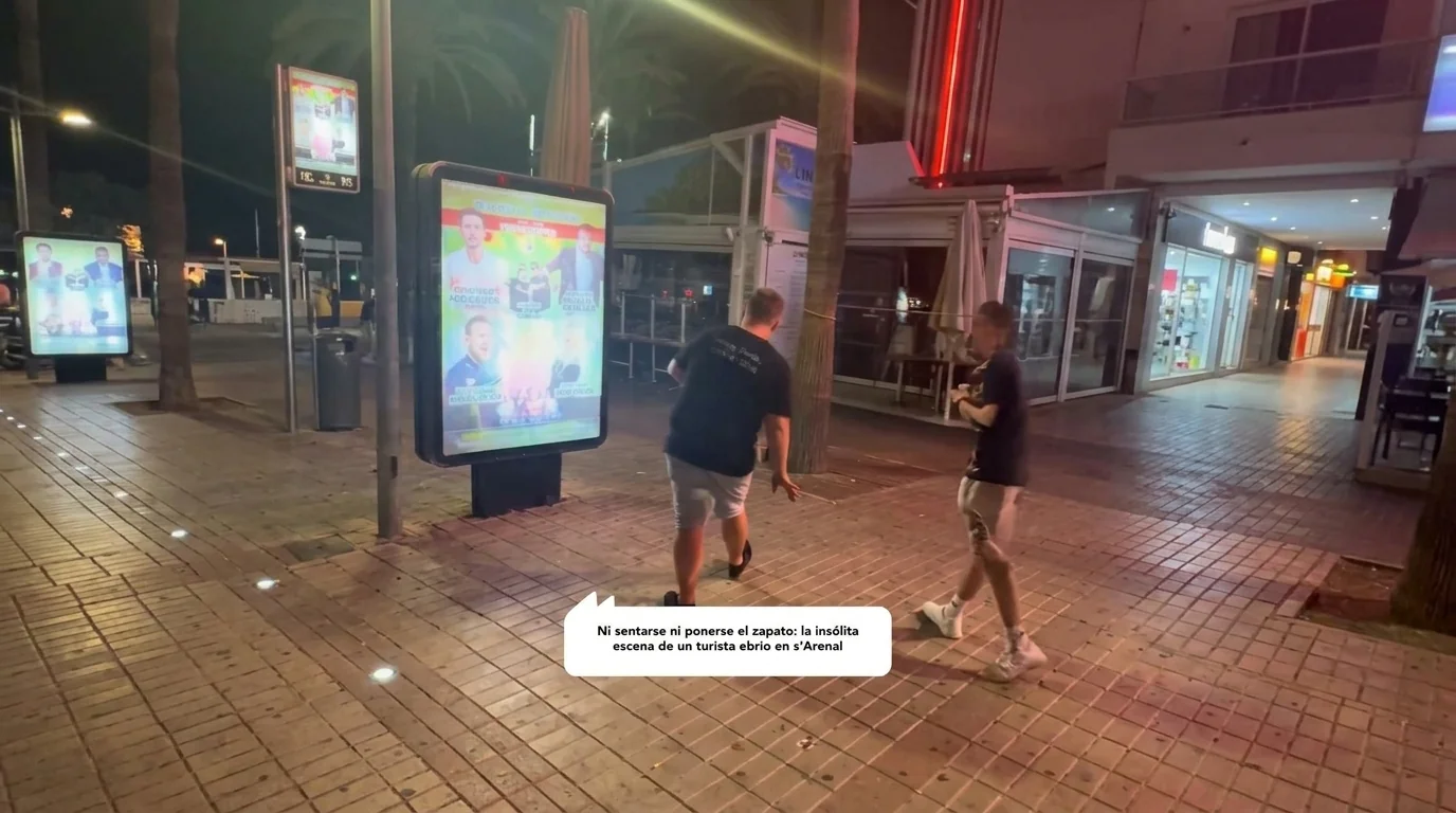Ni sentarse ni ponerse el zapato: la insólita escena de un turista ebrio en s'Arenal