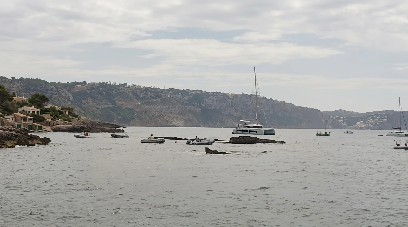 Zodiacs entre bañistas en Maioris para dejar turistas procedentes de yates